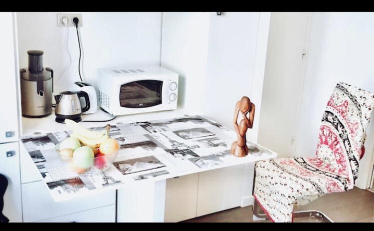 Luxury New Modern Apptmt In Center Of Appartement Parijs